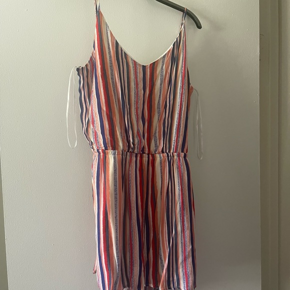Vertical strip romper with tie in the back - Picture 2 of 2
